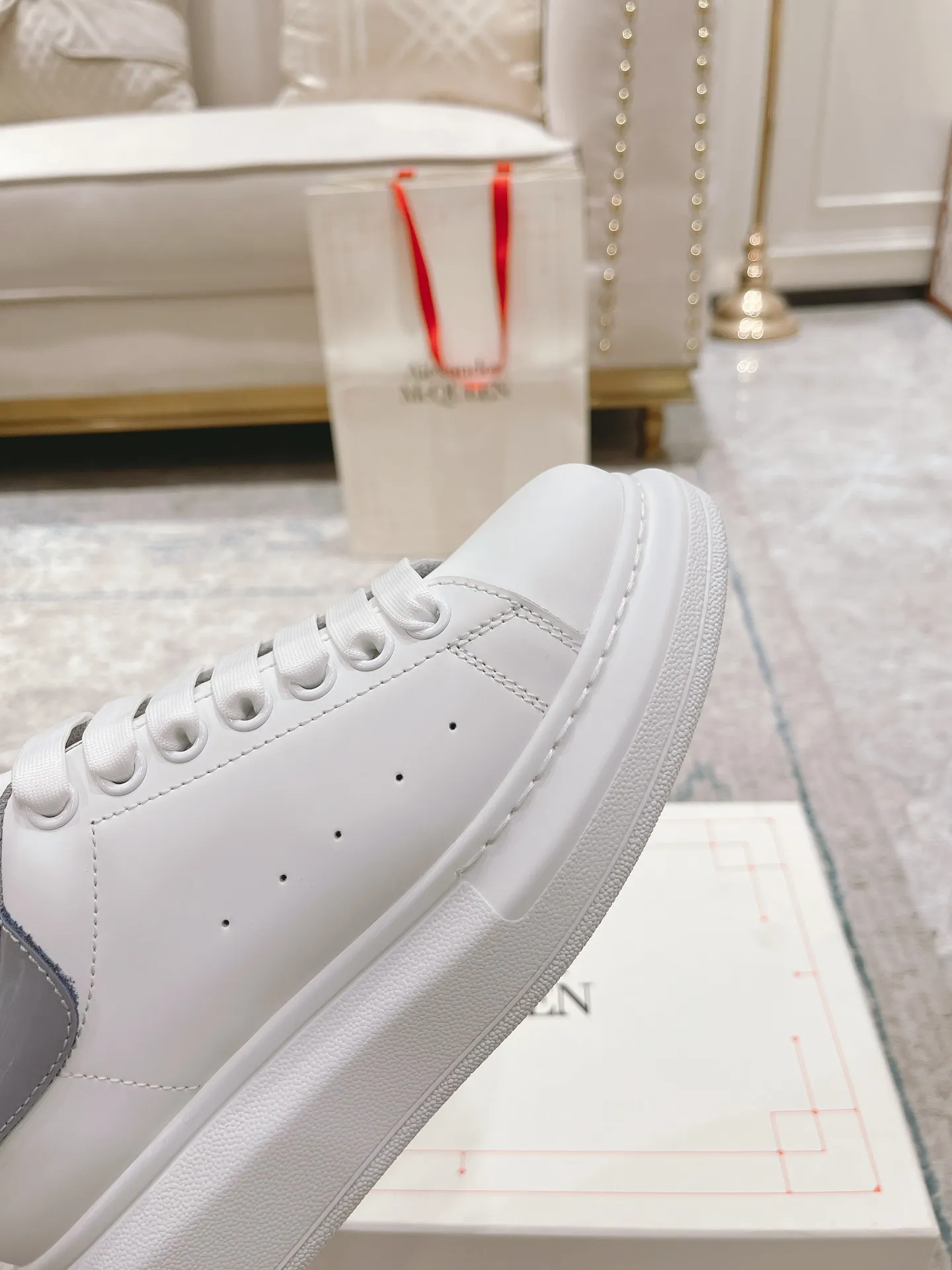 👟👟Ex-factory price 480👟👟 Women's shoes Alexander McQ·ss white shoes, McQueen has been making it for 5 years in a row, the latest upgraded counter is synchronized...🈶McQueen MCQ has always been exclusive in the molded fabric material, I can't put it down, the correct version, the fit is absolutely wonderful, and the comfort is superb. My store is not the first to sell large quantities of goods, but what I give you is always the nicest goods, with the best quality made with care! 👑McQueen Spring, Summer, Autumn and Winter...✔Classic + Fashionable + Versatile + Atmosphere + Elegant + Tasteful🈵🈵Celebrity first choice, one of the must-haves, many colors to choose from✔✔✔ 1⃣Fabric: Exclusive molded beige imported silk cowhide Upper imported custom anti-fouling. T👟👟Ex-factory price U+👟👟Ex-factory price U anti-yellowing. Super temperament 2⃣Inner lining: Imported A-grade water-dyed sheepskin (the price is the same as cowhide lining) 3⃣Outsole: Counter original molded rubber T👟👟factory price U outsole Thick sole design about 4.5cm Men's and women's abrasive lasts are different 4⃣With original counter publication (original off-white shoe box. Cloth bag. Handbag. Closed Qualification certificate 1:1 mold opening 4-piece set. Comes with a pair of shoelaces 👫Men and women couples size: female 35-40 male 39-44